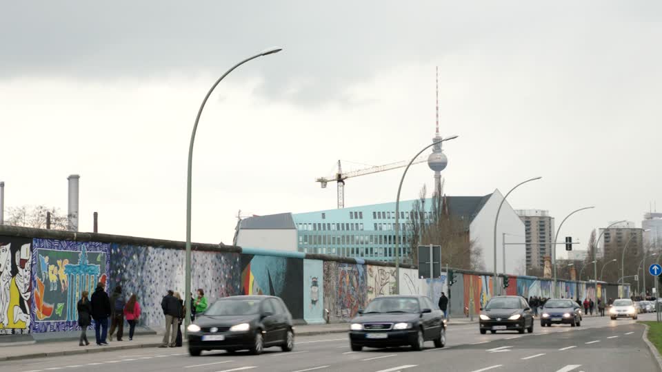 966503262-muehlenstrasse-east-side-gallery-friedrichshain-berliner-fernsehturm