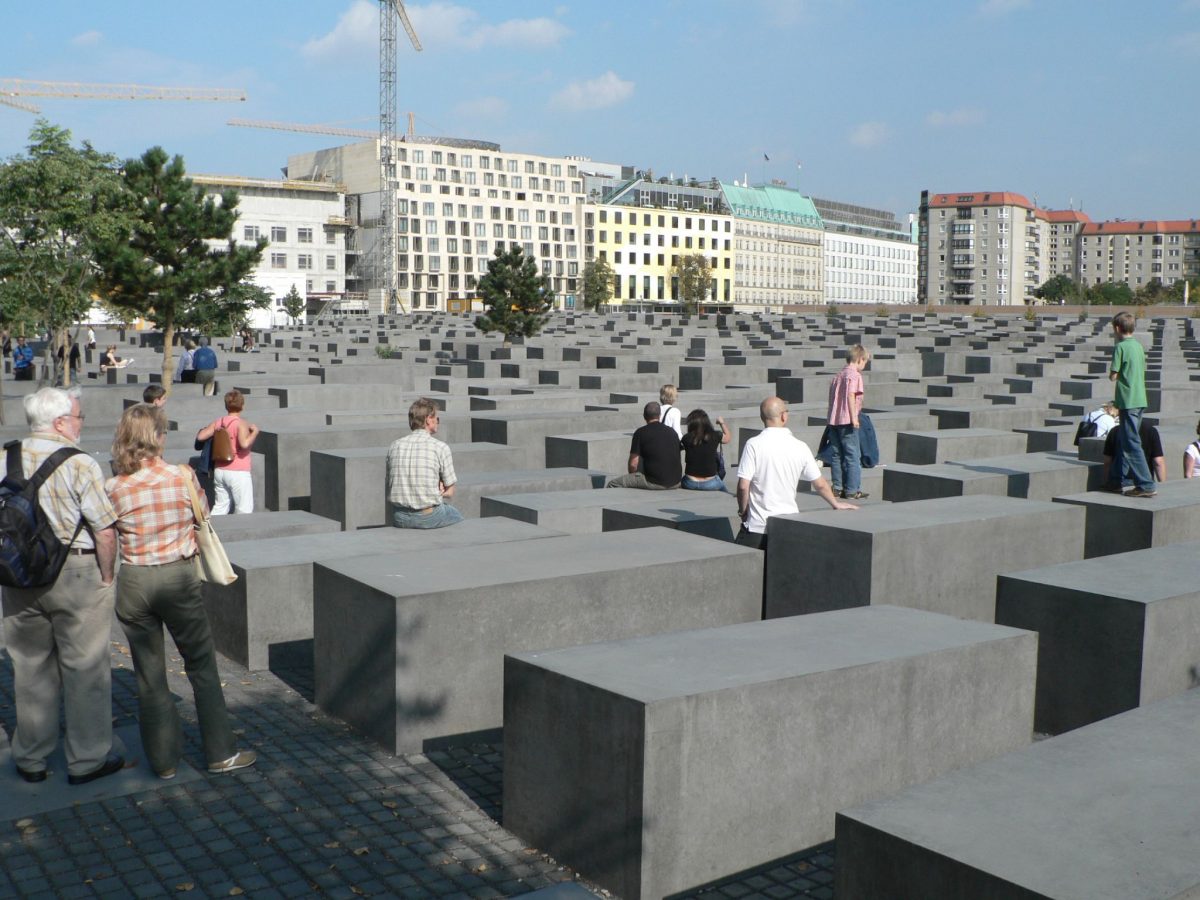 Holocaust_Memorial_Berlin_visitors